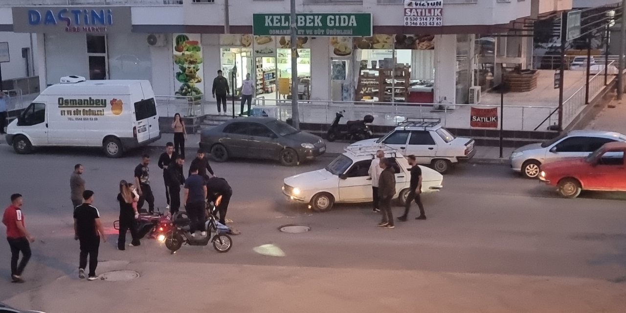 Kaza anı kamerada: Yaralı sürücüyü kaldırıp kenara götürdüler