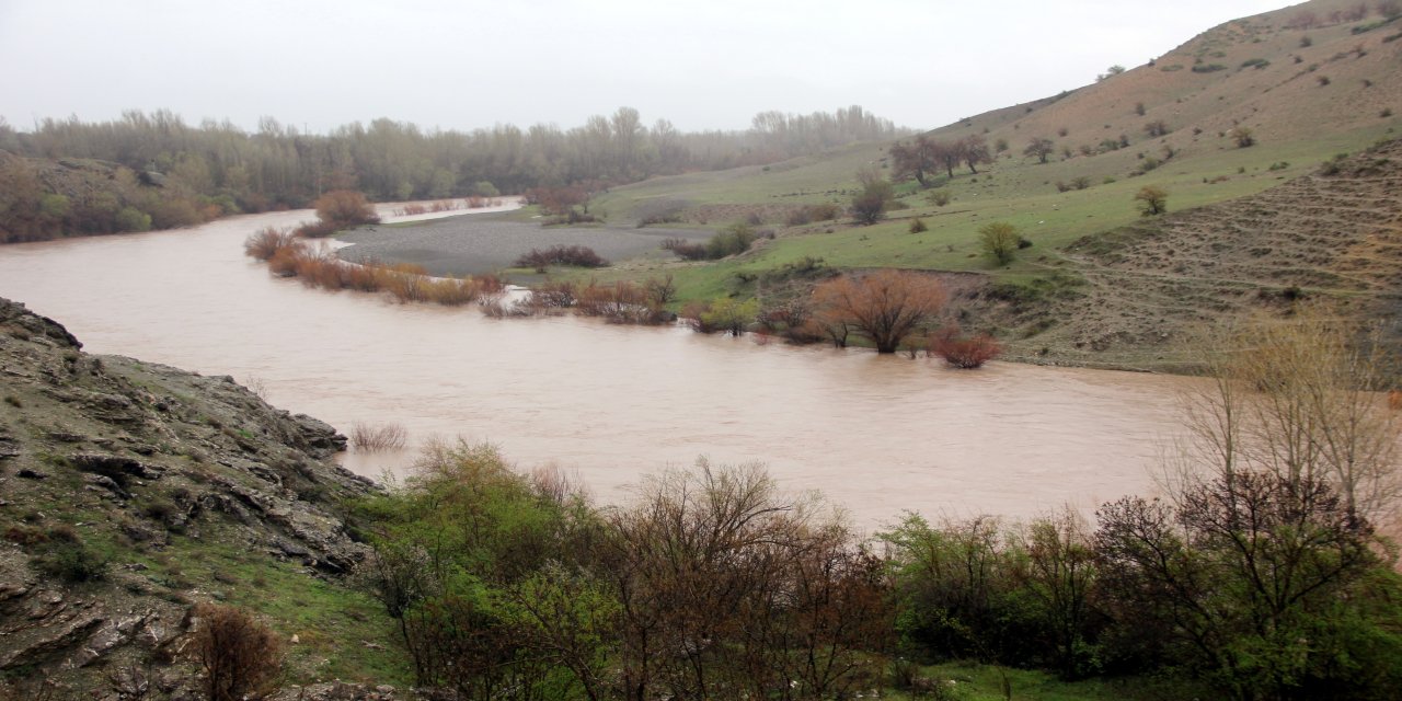 Karasu ve Fırat Nehri'nin debisi arttı