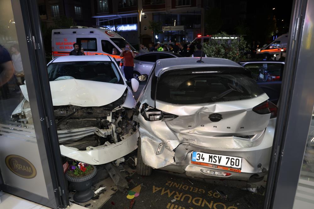 Önündeki araca çarpan otomobil su kanalındaki köprüye saplandı: 2 yaralı