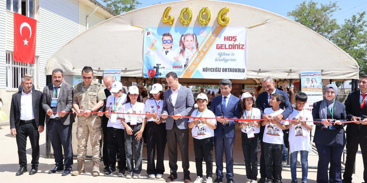 İdil Kaymakamı, 4006 Tübitak Bilim Fuarının açılışını gerçekleştirdi