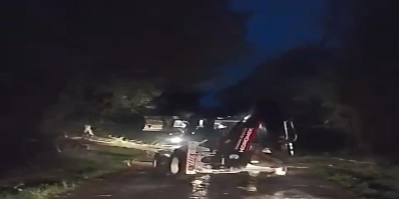 Tokat’ta fırtına nedeniyle ağaçlar devrildi