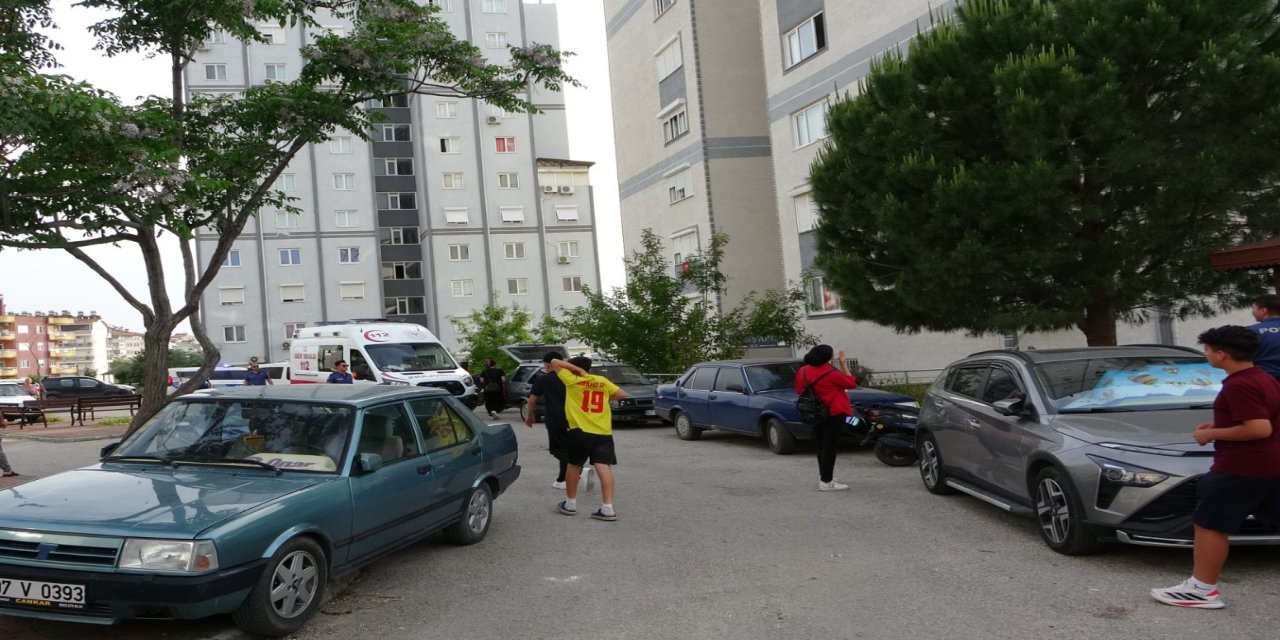 Çatıya çıkan kadını polisler ikna etti