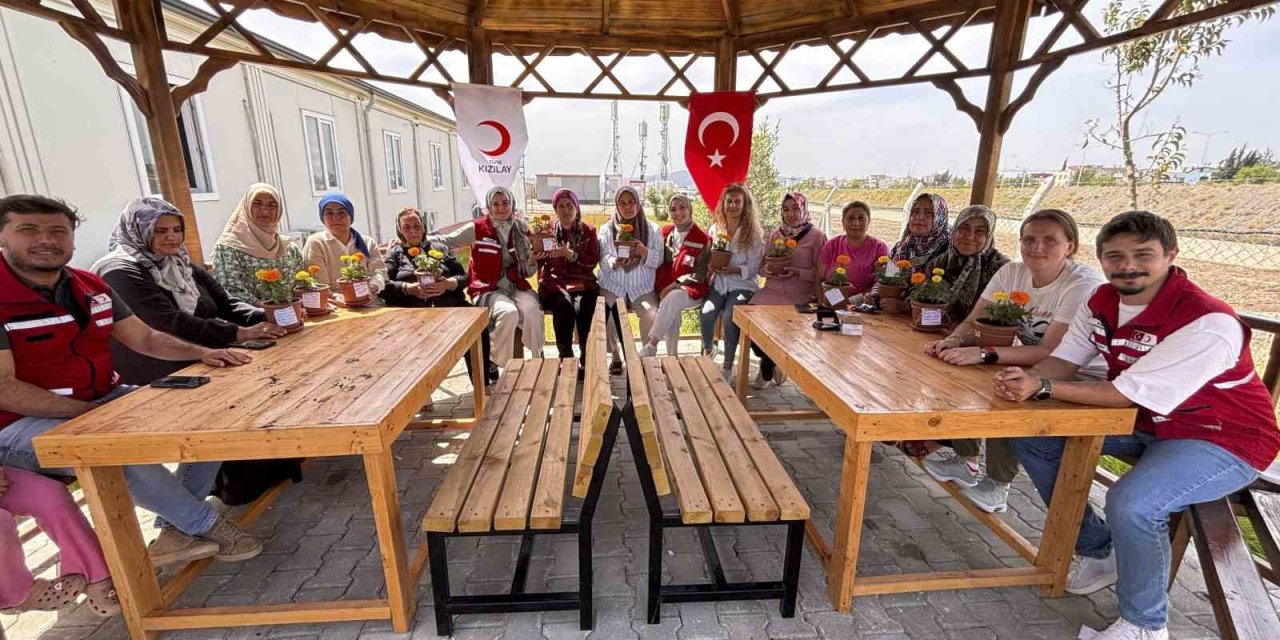 Türk Kızılay’dan deprem bölgesinde ‘Anneler Günü’ kutlaması