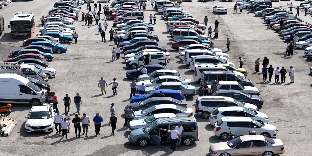 Malatya Açık Oto Pazarı'nda satıcı da alıcı da beklemede