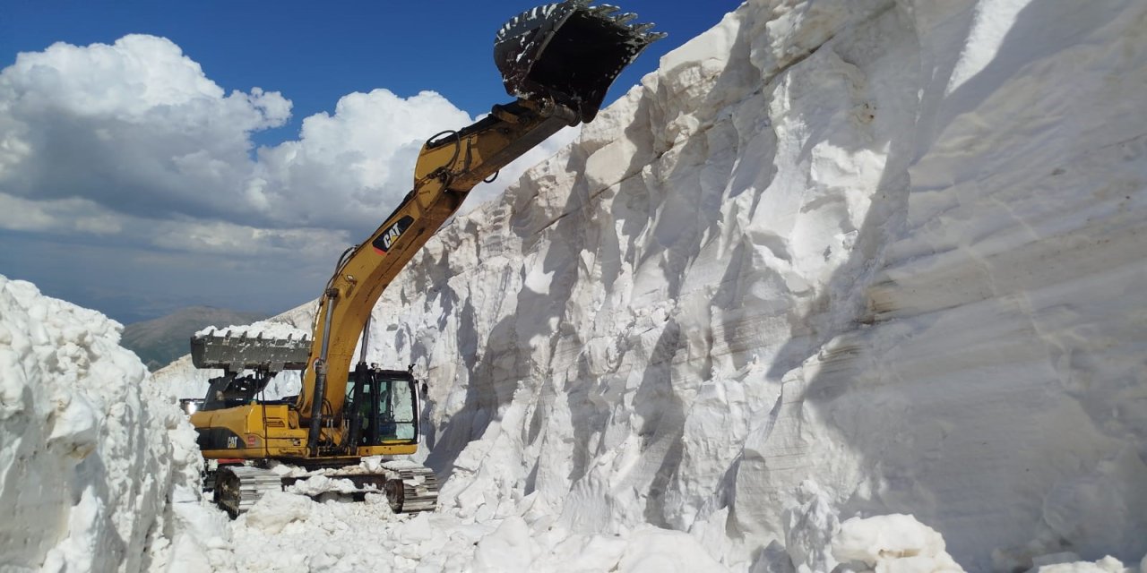 Hakkari’de kar tünelleri arasında zorlu ulaşım mücadelesi