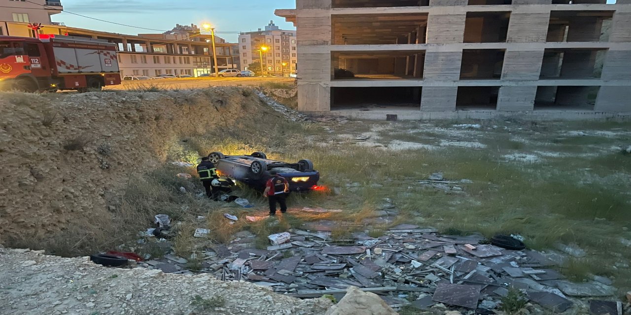 Mardin’de devrilen otomobilin sürücüsü yaralandı