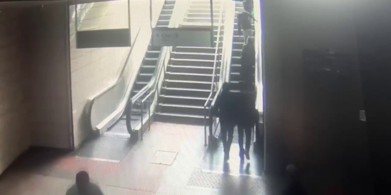 Reklam panosu kadının üzerine böyle düştü