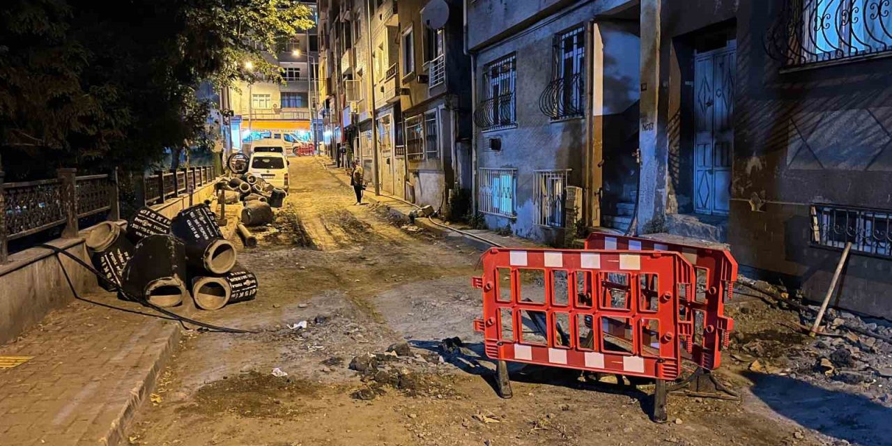 Bayrampaşa’da altyapı çalışması yapılan sokakta rögar kapağı patladı