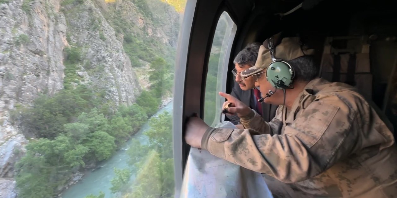 Hakkari Valisi Çelik, derede kaybolan çocuğu arama çalışmalarını havadan inceledi