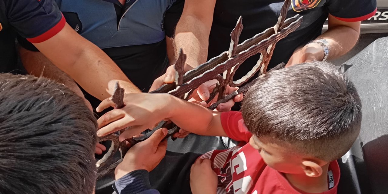 Cizre’de eline demir korkuluk saplanan 8 yaşındaki çocuğu itfaiye kurtardı