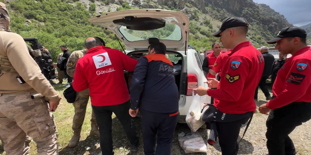Kızılay ekibinden arama çalışmalarına katılanlara sıcak yemek