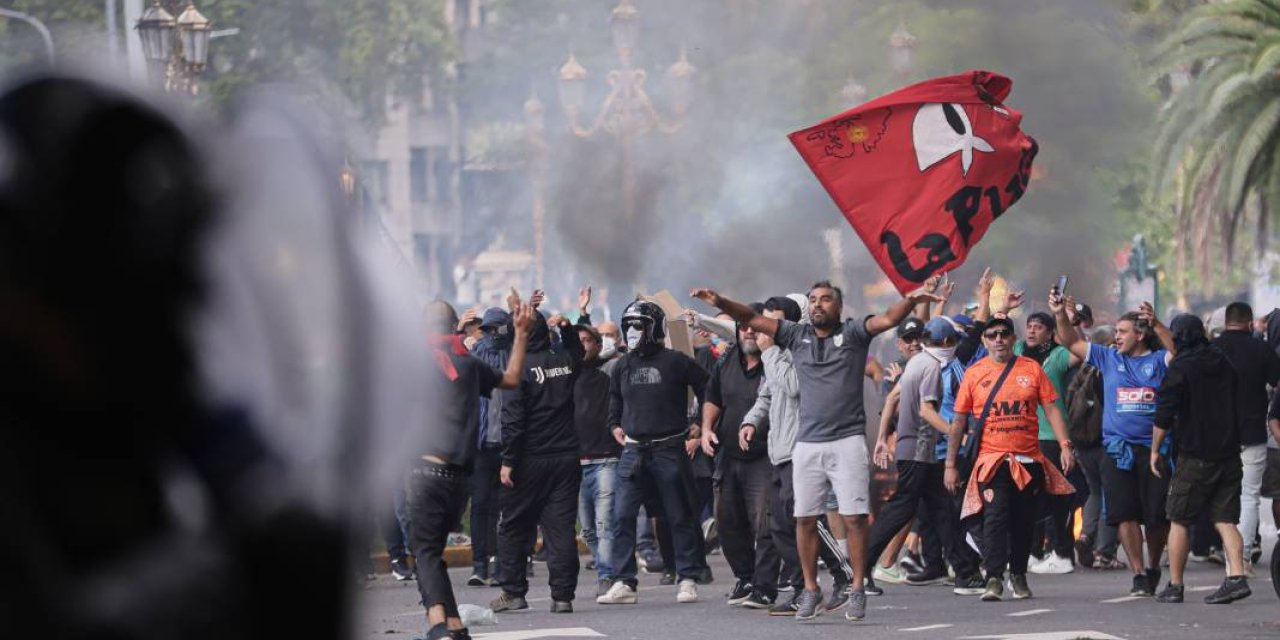 Emeklilerin "maaş" protestosu: Çok sayıda kişi yaralandı