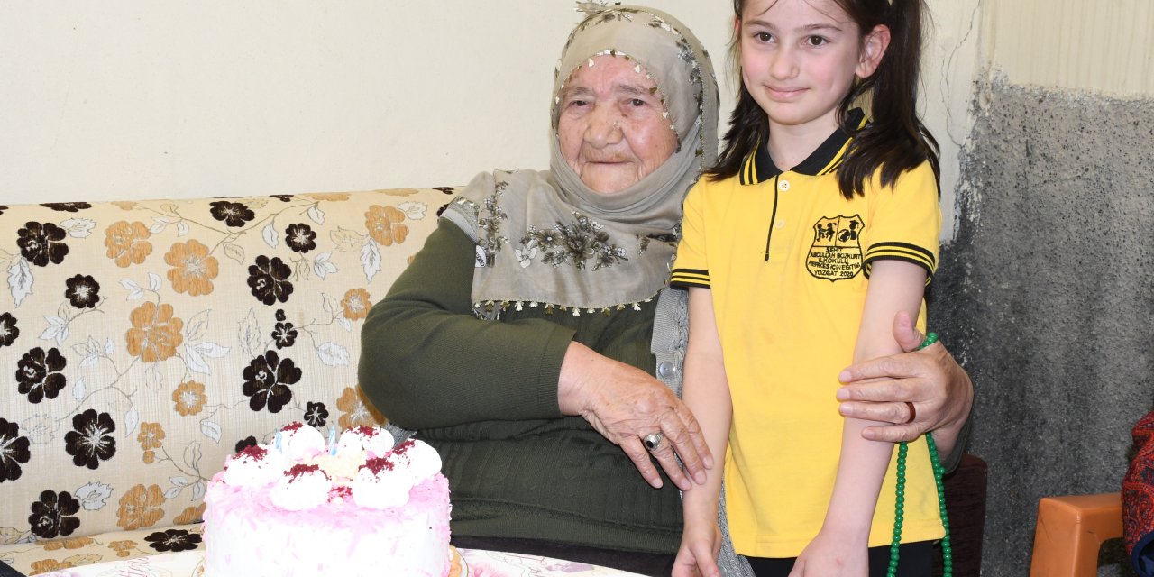 114 yaşındaki Makbule Nine’ye doğum günü kutlaması