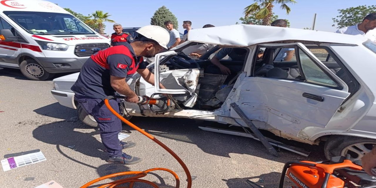 Şanlıurfa’daki zincirleme kazada araçta sıkışan 2 kişi yaralandı