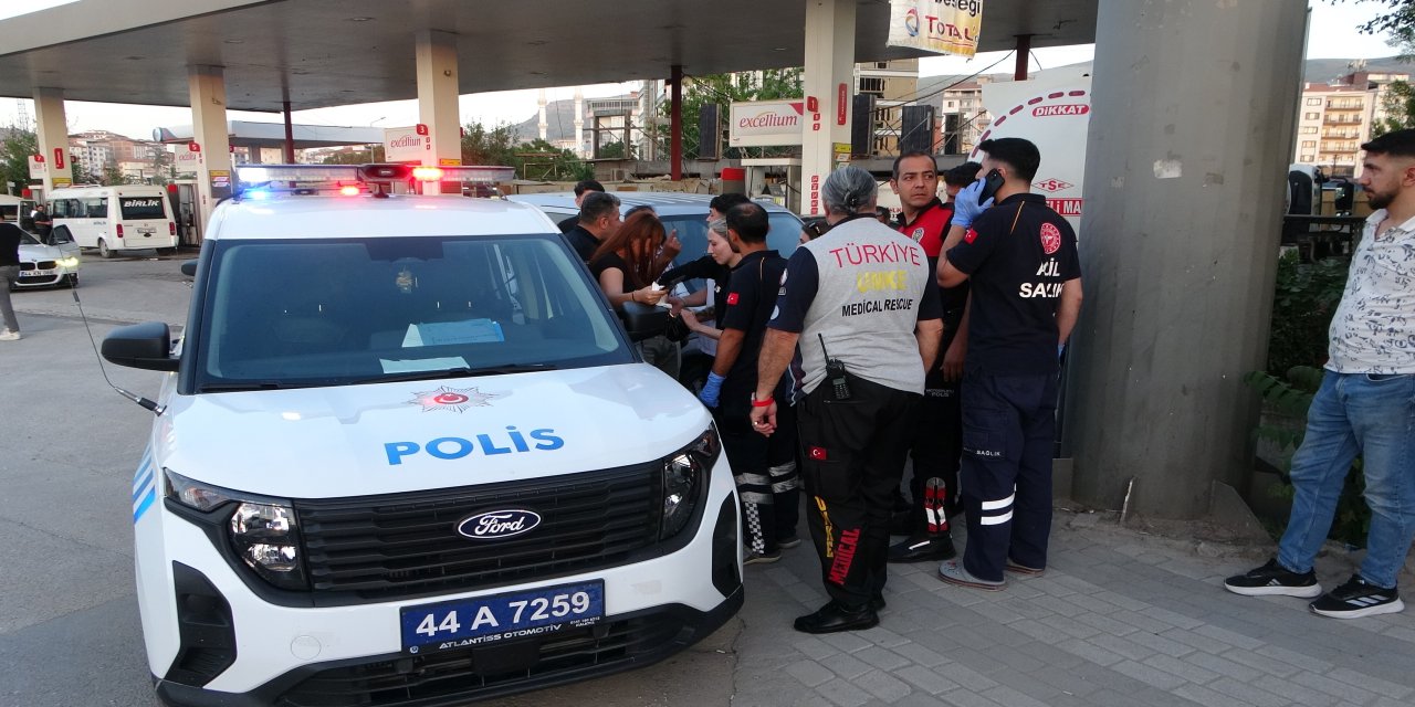 Malatya'da Otobüs Durağında Bıçaklı Kadın Kavgası: 2 Yaralı