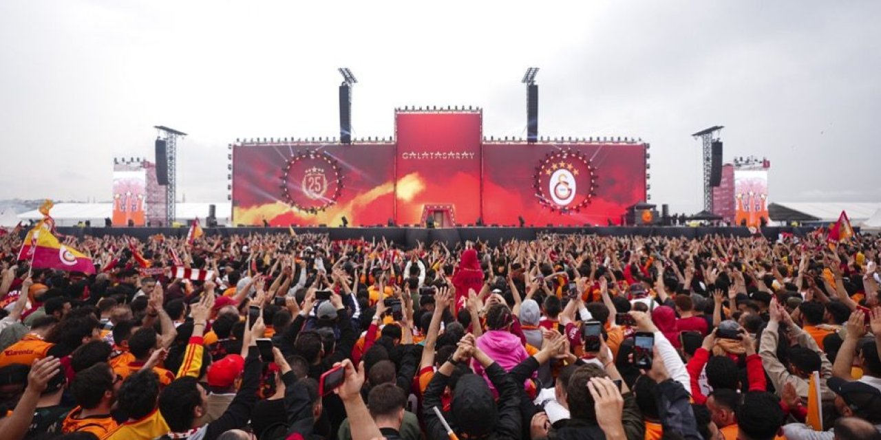Galatasaray, 500 Bin kişinin önünde Şampiyonluk kupasını aldı