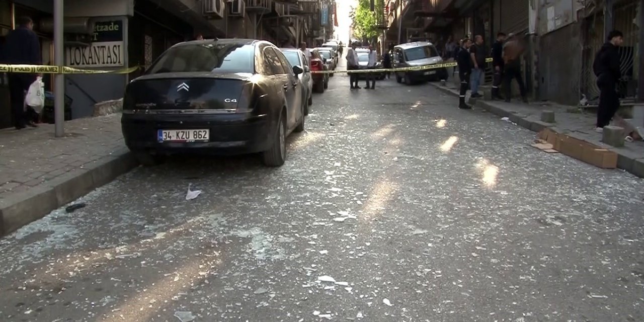 Güngören’de bir iş yerinde lazer kesim makinası patladı, 4 işyeri ve 2 araç hasar gördü