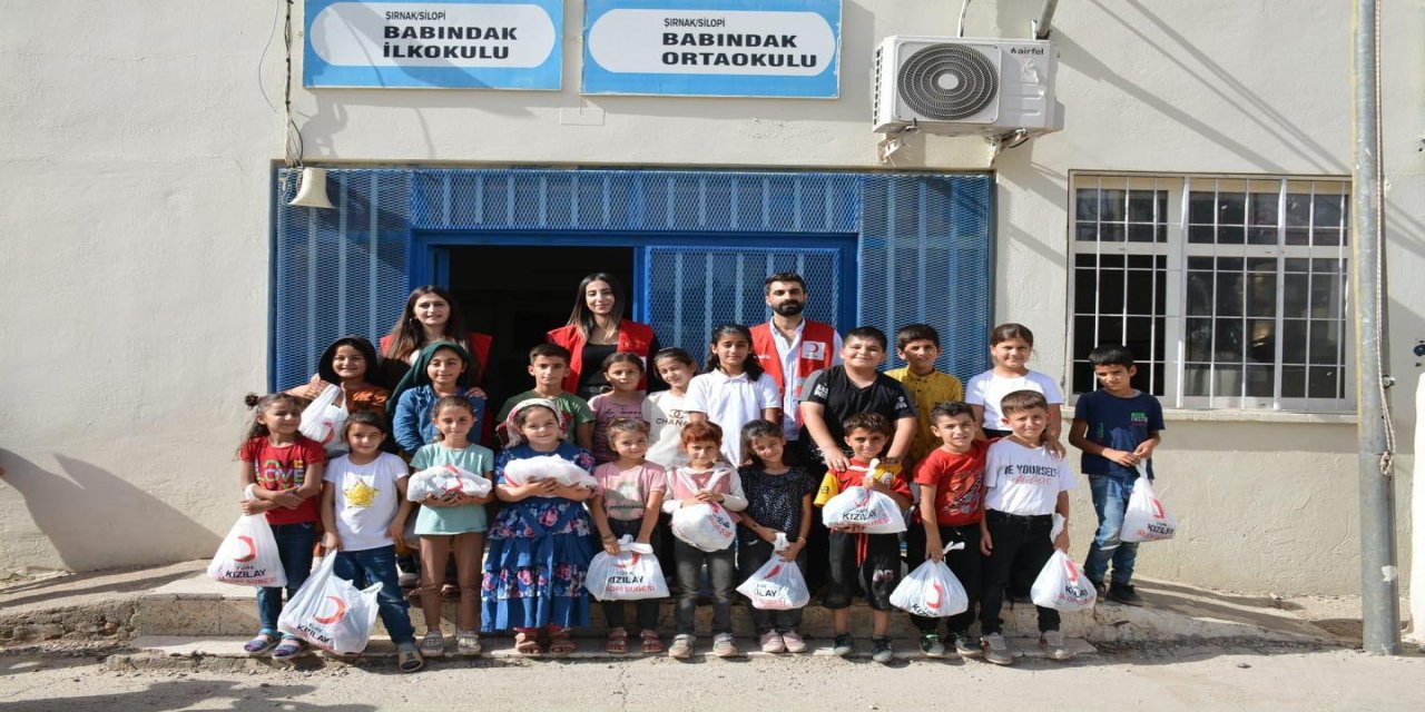 Şırnak Kızılay’dan Silopi’deki Öğrencilere Kıyafet Desteği