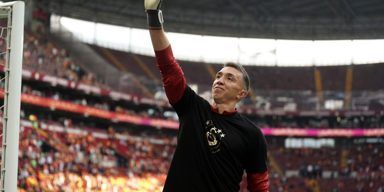 Galatasaray'da 19 Kupa Kazanan Muslera, son maçında hem ağladı hem de ağlattı