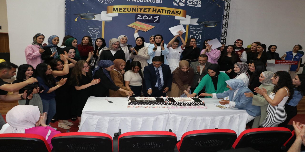 Muş Yurtlarında Çifte Kutlama: Mezuniyet ve El Emeği Sergisi Coşkusu!