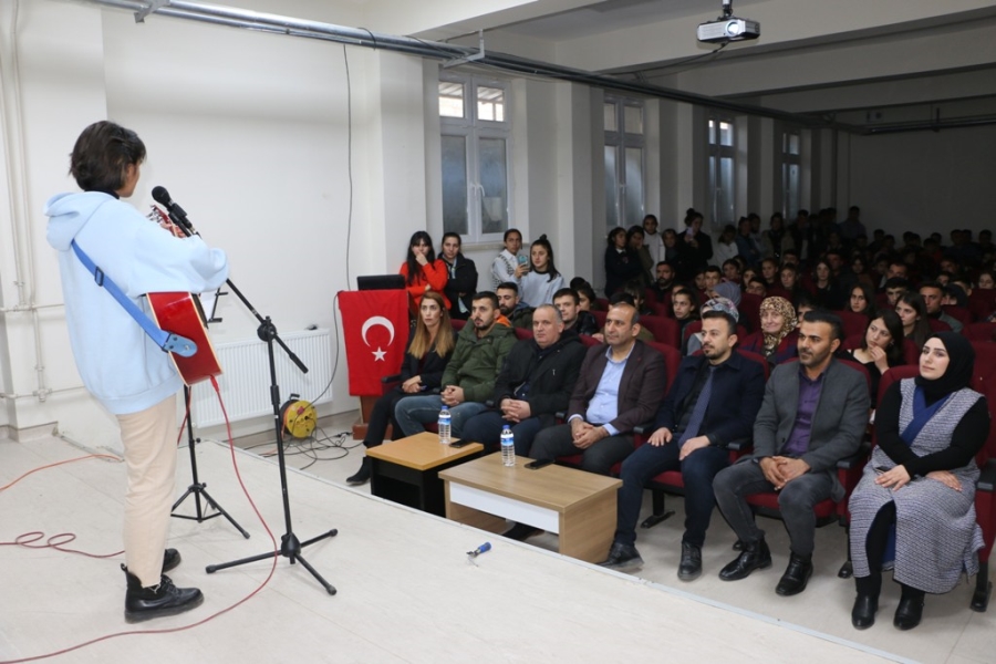 ŞIRNAKLI ÖĞRENCİLER "KADIN" VE  "NÜKLEER SANTRALLER" KONULARIYLA TİYATRO DA SAHNE ALDI