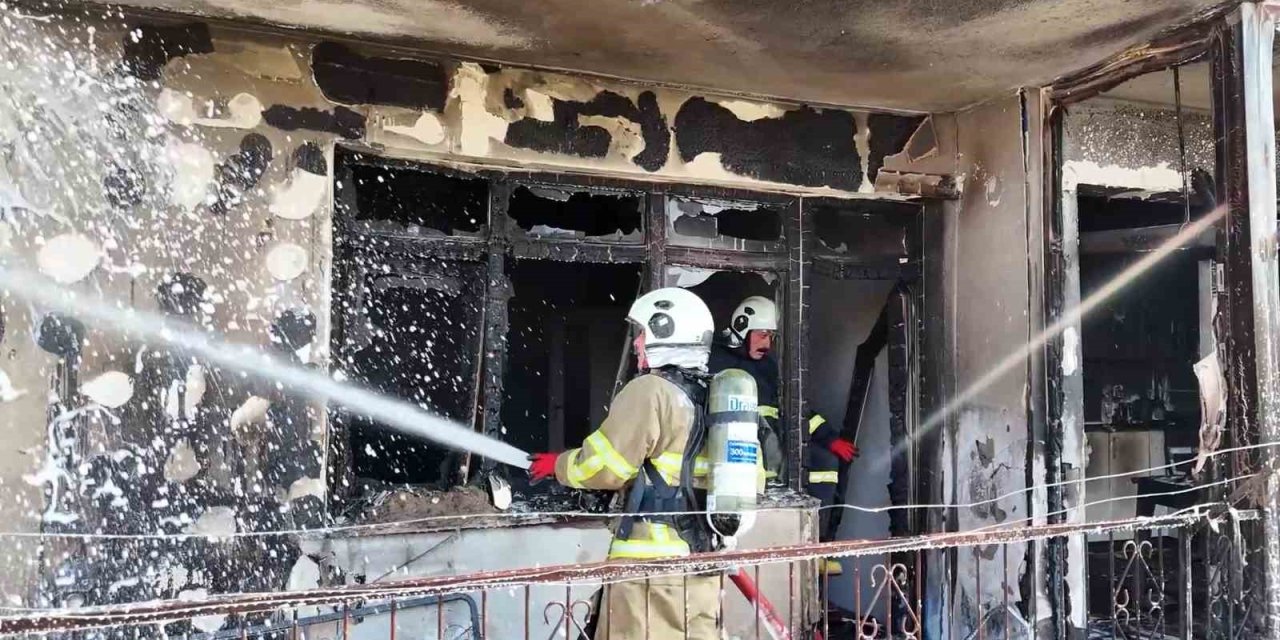 Apartman dairesinde çıkan yangında tüp patladı: 1 yaralı