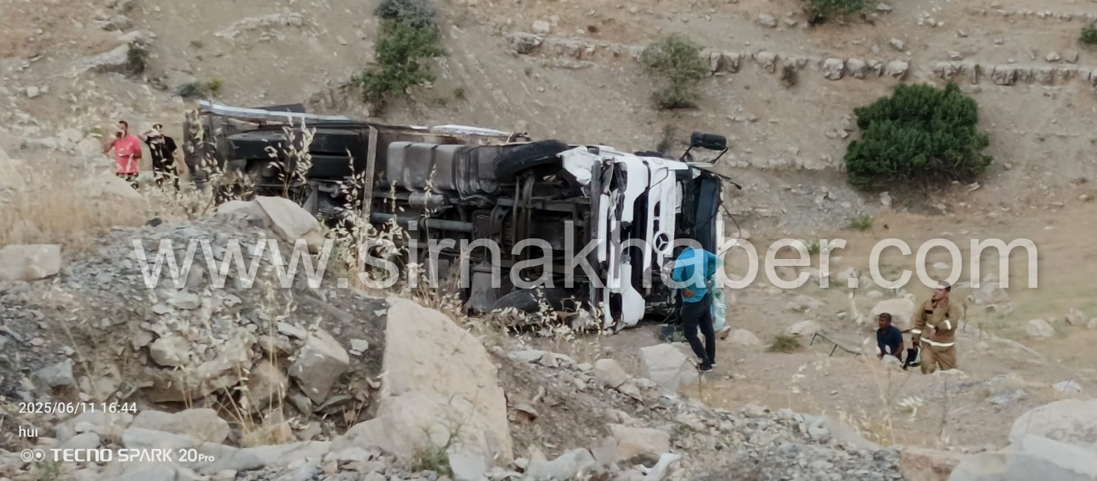 Şırnak’ta Tır Şarampole Yuvarlandı: Sürücü Ağır Yaralandı