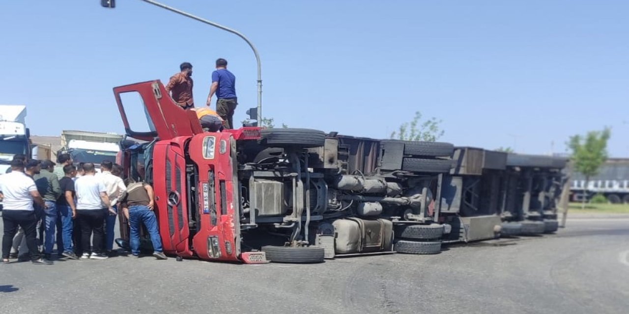Cizre’de virajı alamayan Tır devrildi