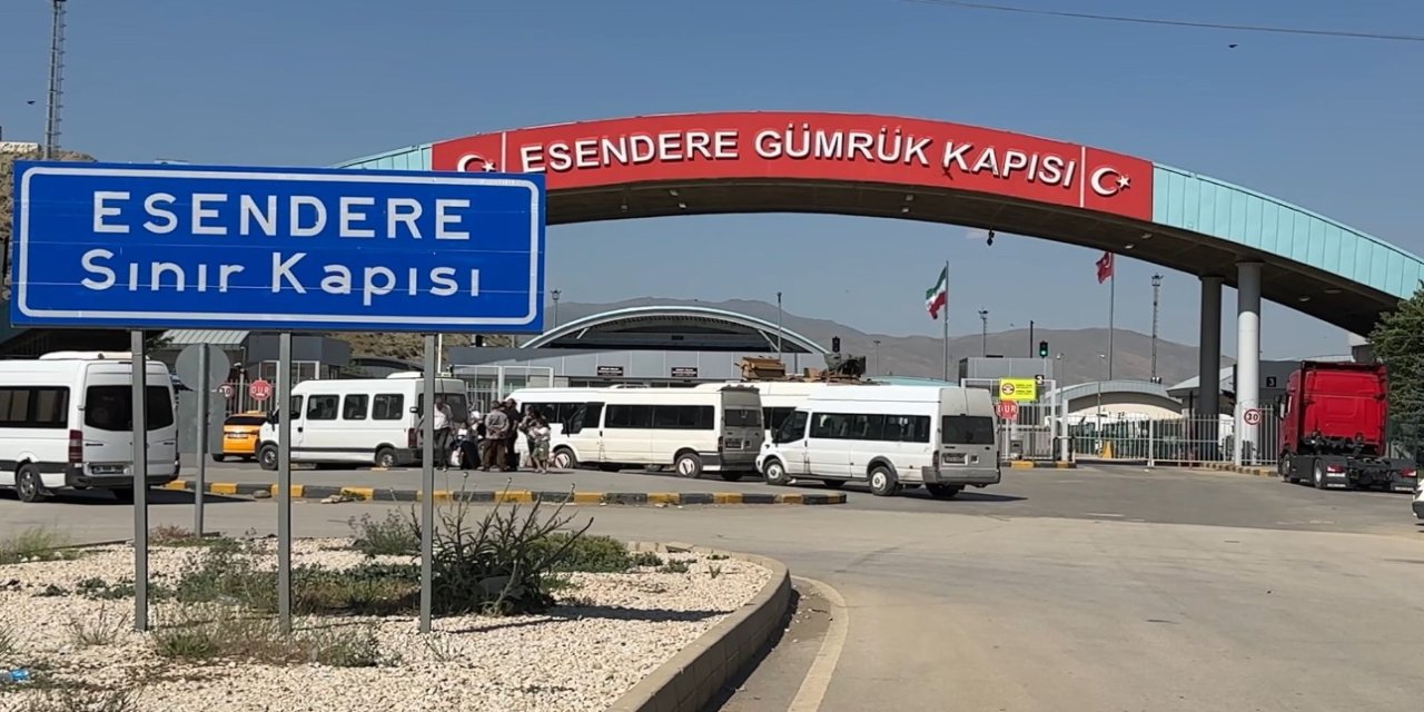 İran-İsrail gerginliği: Yüksekova Esendere Gümrük Kapısı'nda 2 kilometre tır kuyruğu oluştu