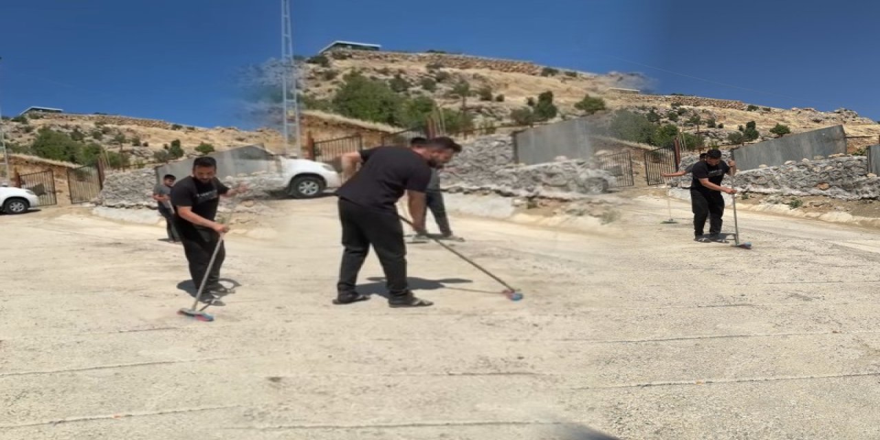 Araçlar Rahat Geçsin Diye Yolu Süpürdü, Şırnak'ta Örnek Davranış
