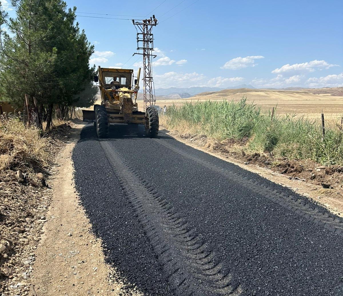 Siirt'te Yollar Yerli ve Milli Üretimle Yenileniyor: İsraftan Uzak Konfor