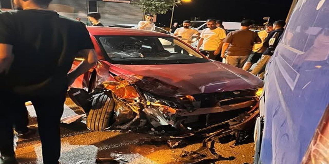 Şırnak'ta Park Halindeki Kargo Aracına Çarpan Genç Sürücü Yaralandı