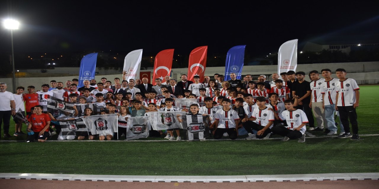 Beşiktaş U16 ve Şırnak Petrolspor U16'dan Tarihi Dostluk Maçı: Şırnak'ta Spor ve Kardeşlik Rüzgarı Esti!
