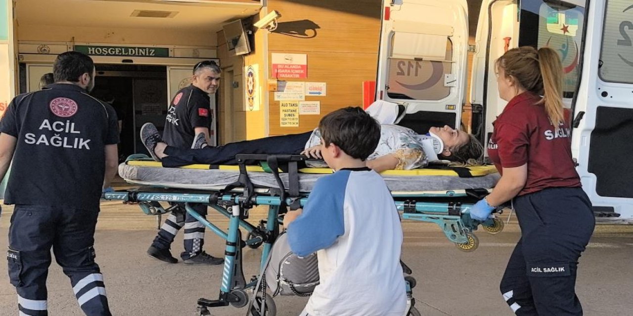 Bursa’da otomobilin çarptığı anne ve oğlu yaralandı