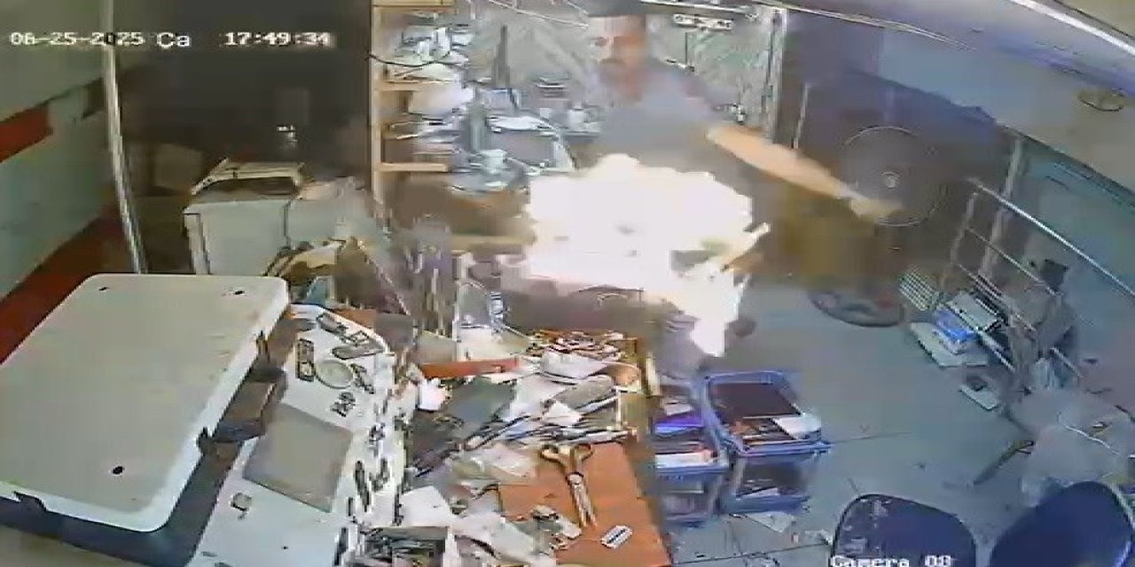 Cep telefonu tamir esnasında bomba gibi patladı