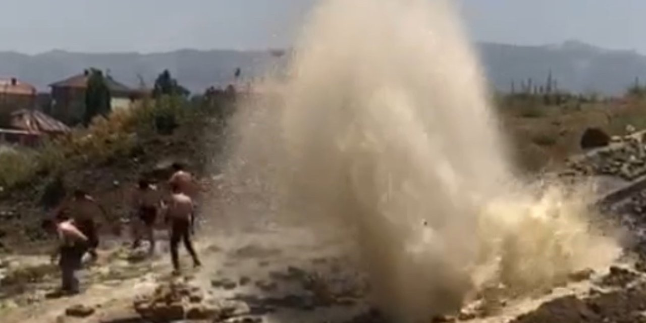 Yüksekova’da patlayan su hattı çocukların serinleme durağı oldu