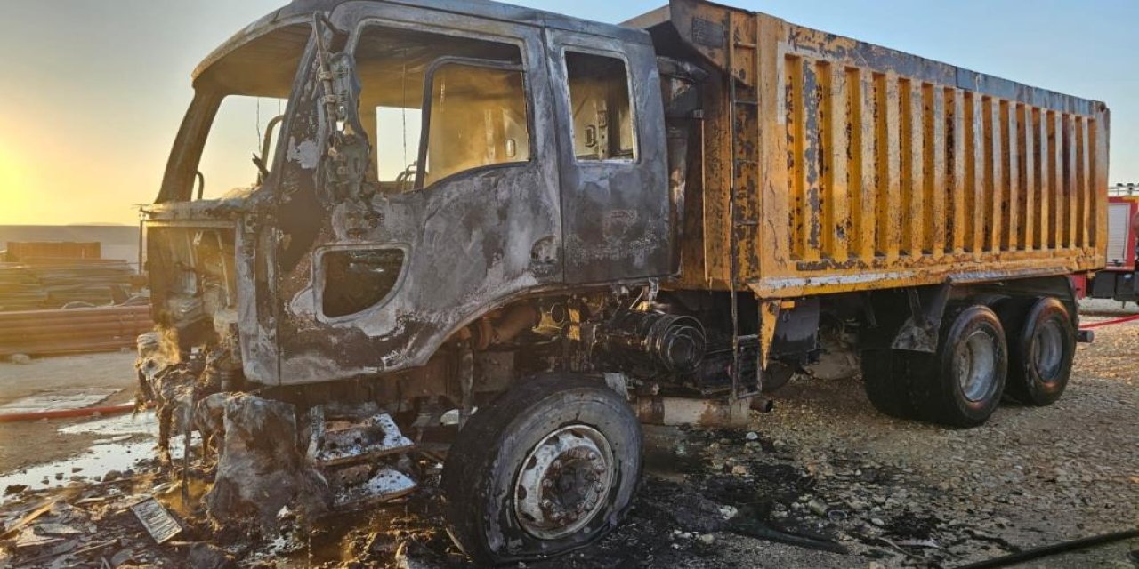 Mardin&#039;de hafriyat kamyonu yangında kül oldu