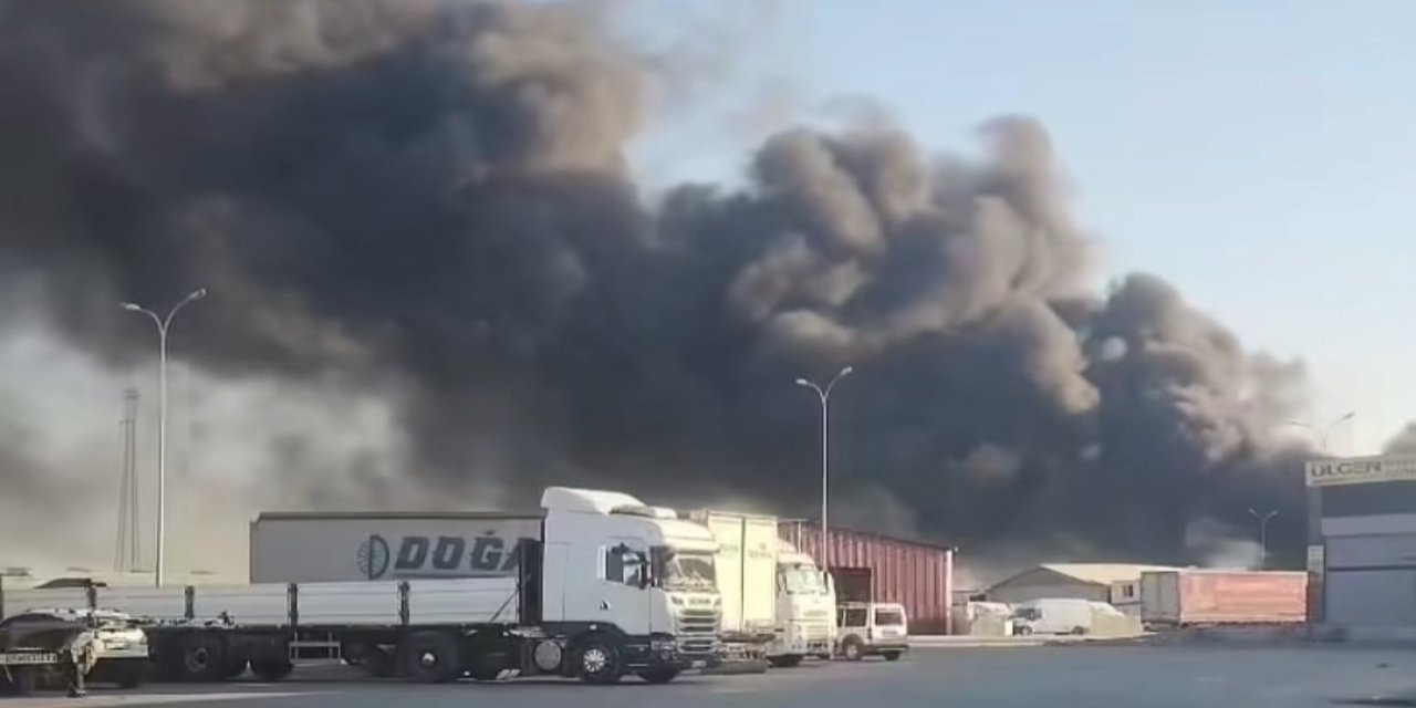 Gaziantep'te Lastik Yangını Korkuttu: Yoğun Duman Şehri Kapladı