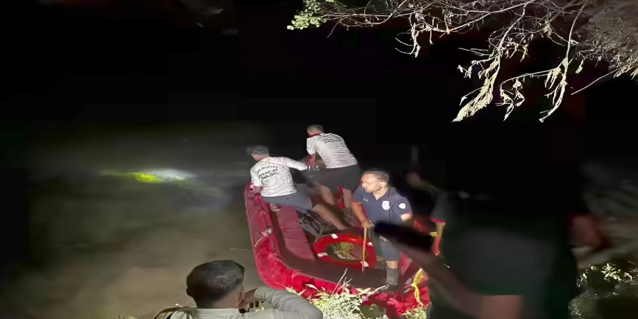 Dicle'nin Azgın Suları Arasında Mahsur Kalan 4 Kişi Kurtarıldı