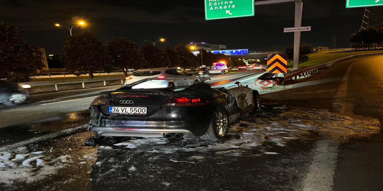 Bahçelievler’de Lüks Otomobil Alev Alev Yandı
