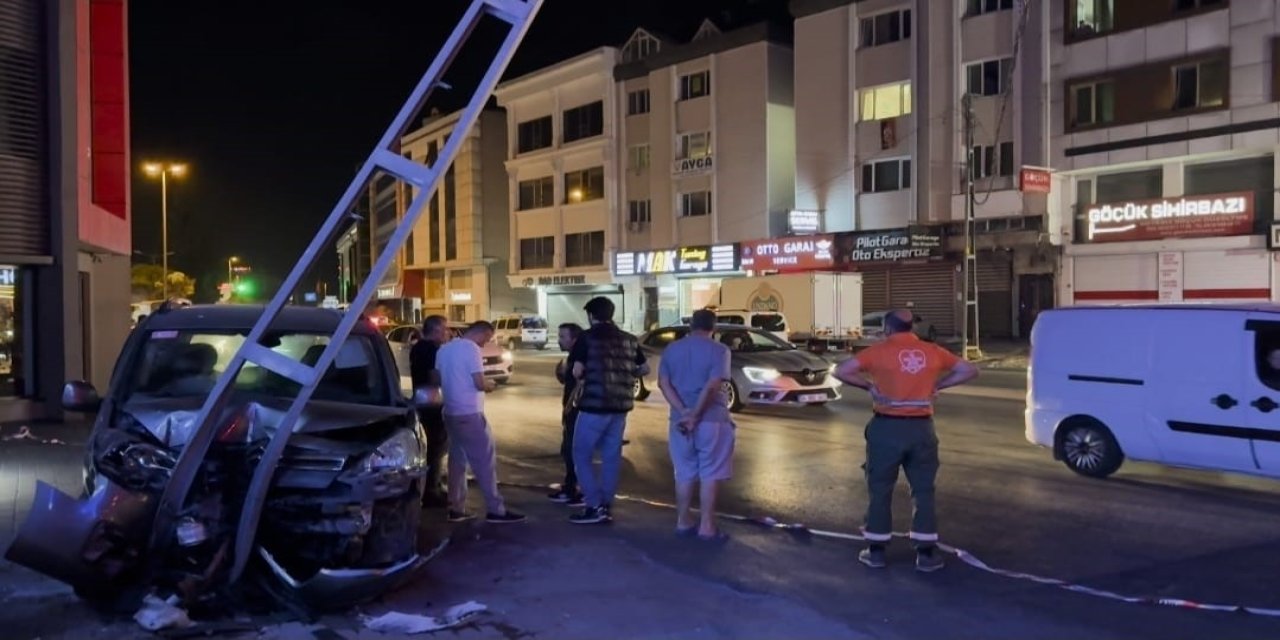 Aşırı Hız Kazası: Otomobil Elektrik Direğine Çarptı, 3 Yaralı