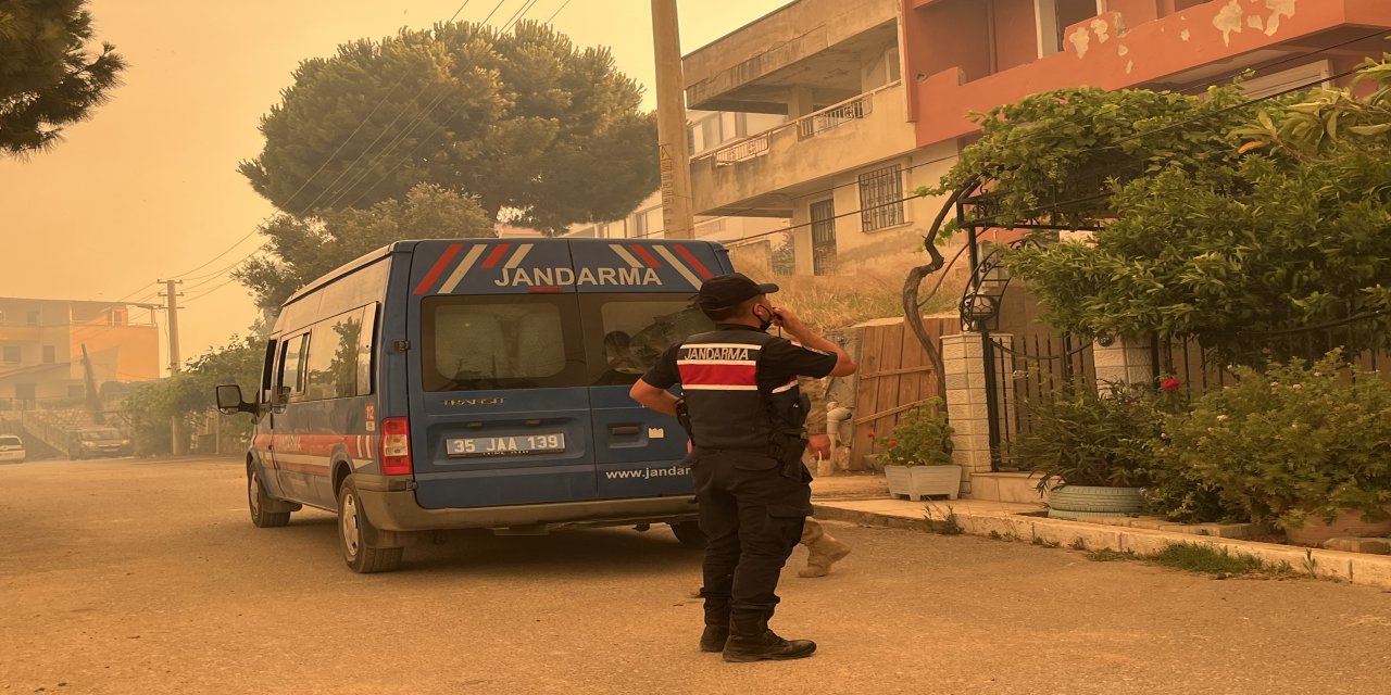 Seferihisar'da alevlerin yaklaştığı mahalle tahliye ediliyor