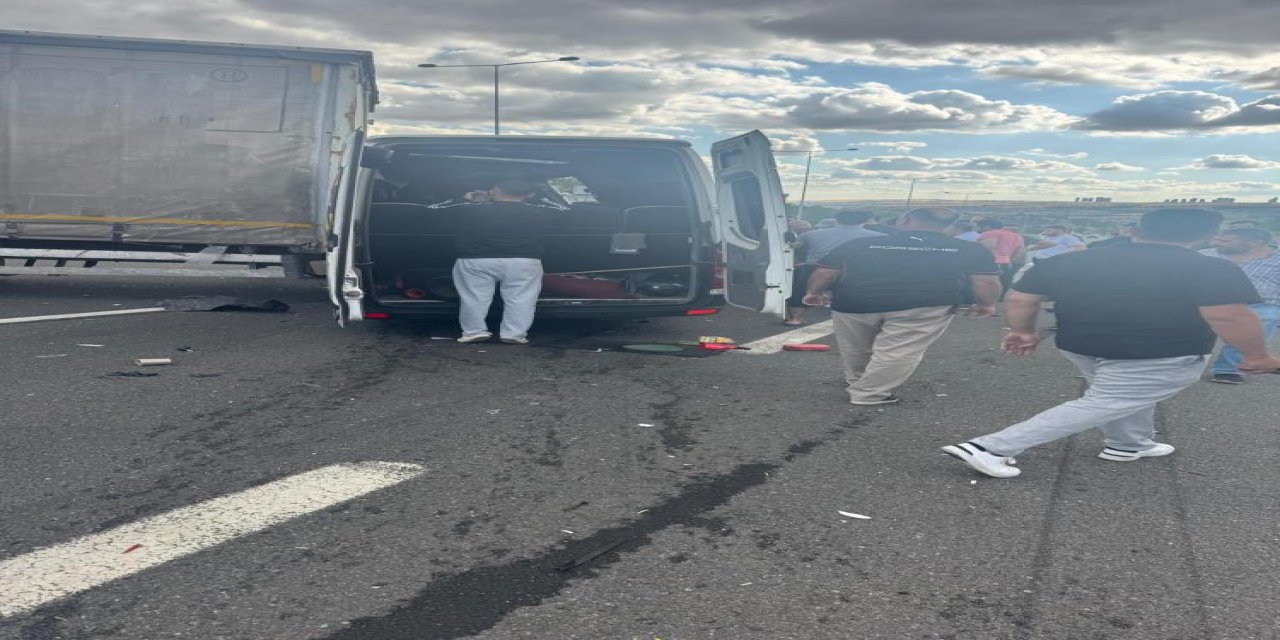 Ankara'da servis minibüsü kamyona çarptı: 1 ölü, 5 yaralı