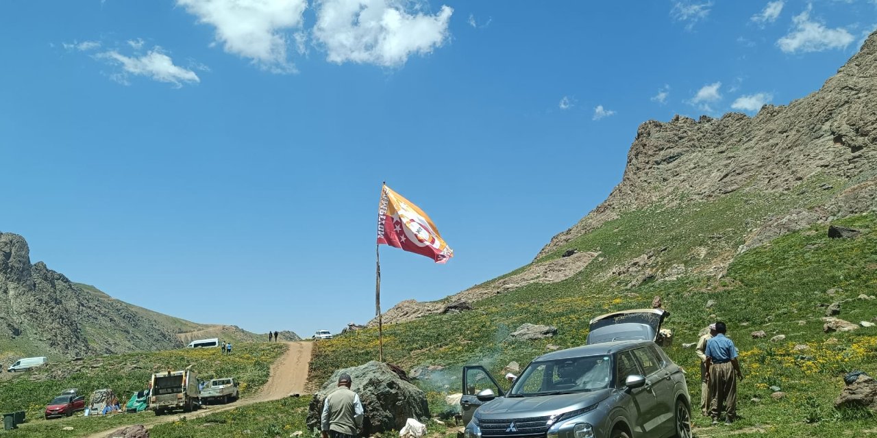 Galatasaray Aşkı dağ, taş dinlemiyor! Doğa Severler Cilo dağı salt göllerine Galatasaray Bayrağı Dikti
