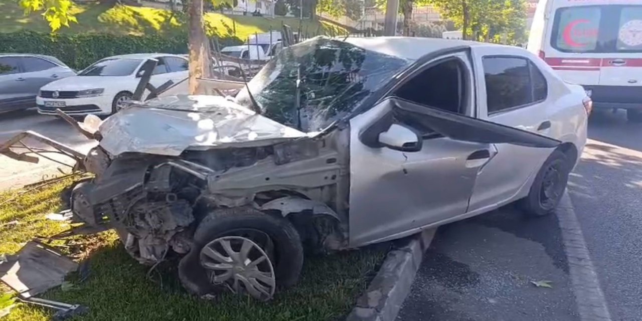 Gaziantep'te refüjdeki demirlere çarpan otomobilde 2 kişi yaralandı