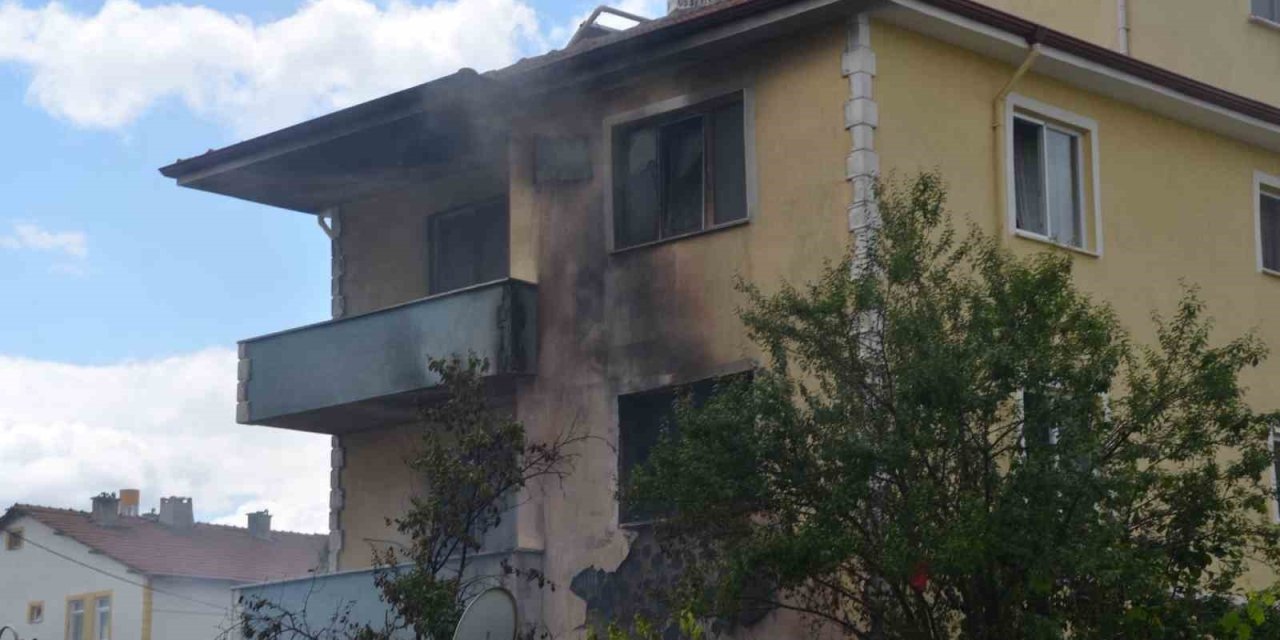 Televizyonun patlaması 3 katlı evi küle çevirdi