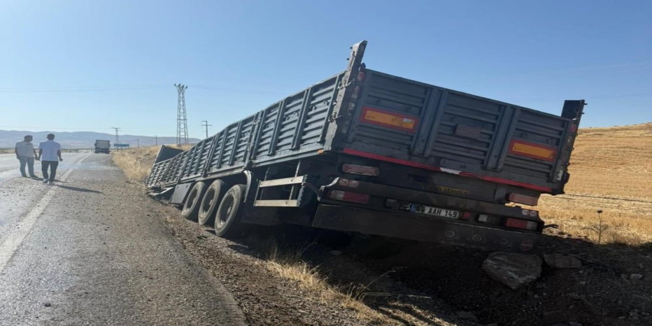 Siirt'te tır kasası yol kenarına savruldu