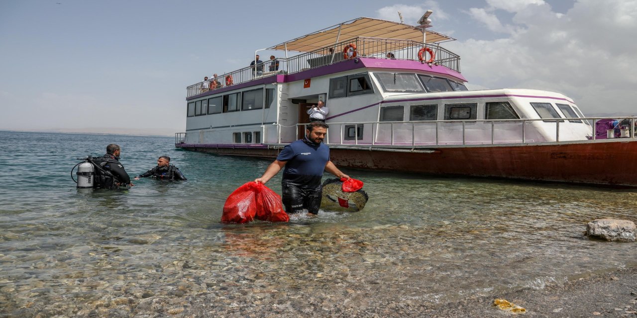 Van Gölü'nün dibinden çıkartılan atıklar pes dedirtti