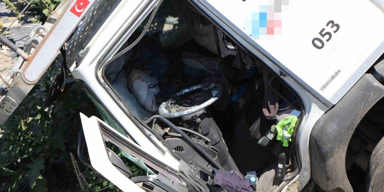 Amasya’da çarpışan tır ile kamyonet tarlaya uçtu: 2 yaralı