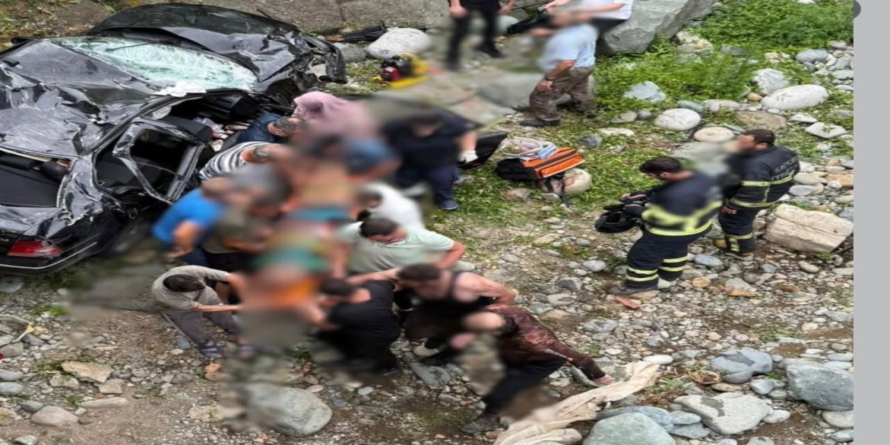 Rize'de iki araç çarpıştı: 1 ölü, 8 yaralı
